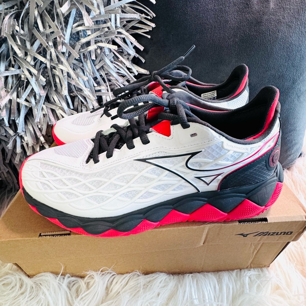 Mizuno White and Red Athletic Shoes